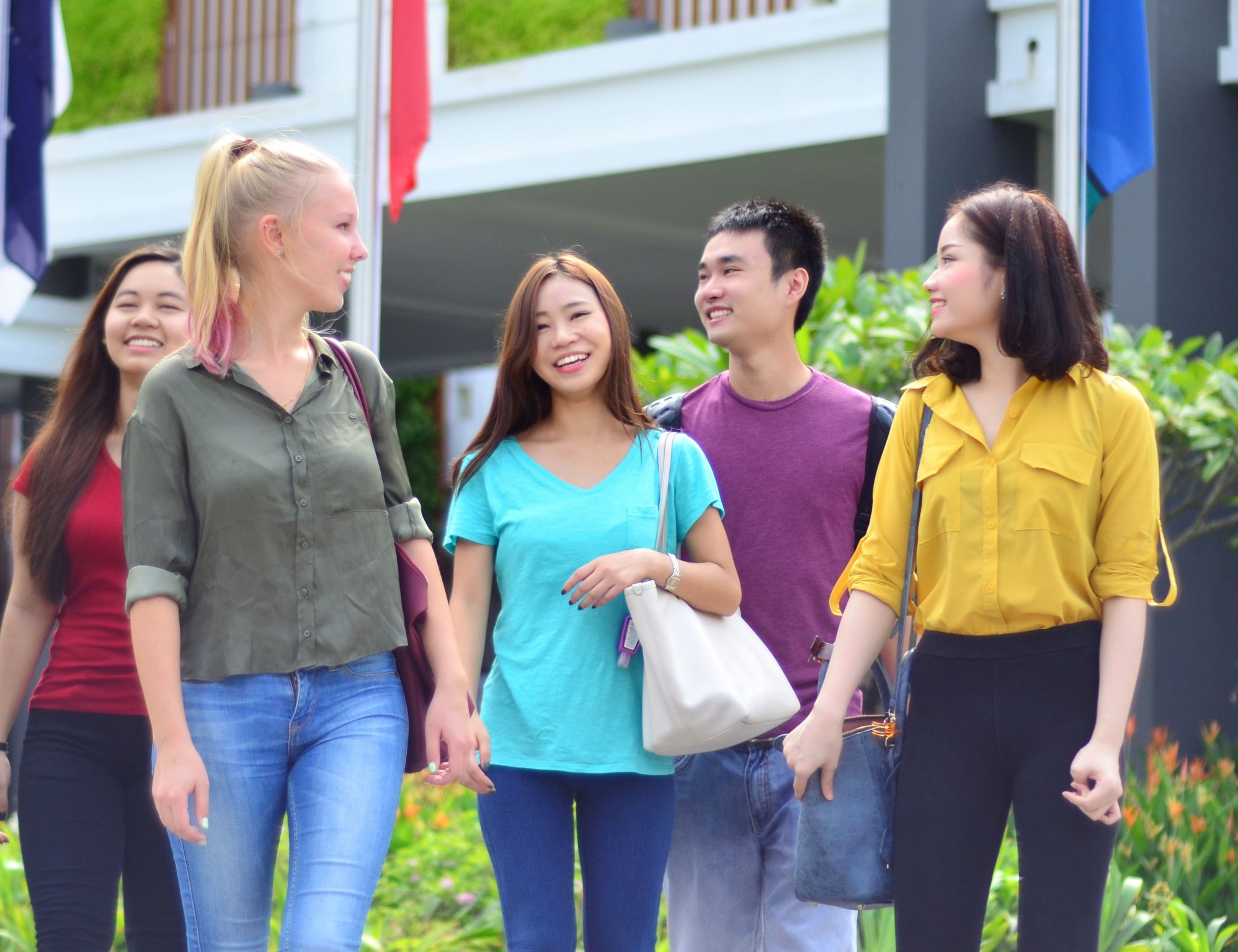Study in Australia or Singapore? James Cook University’s business degrees let you do both