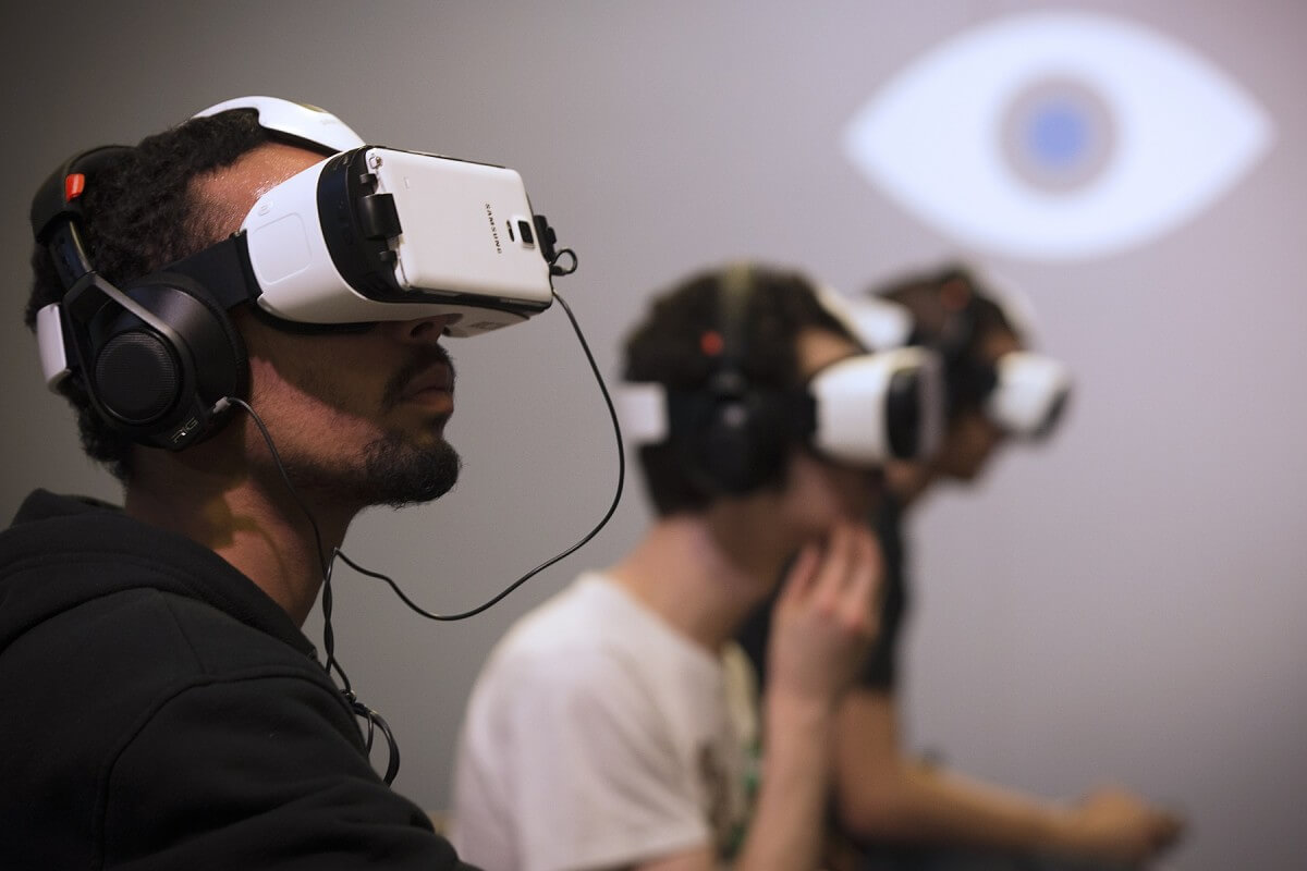 Players use Oculus virtual reality headsets