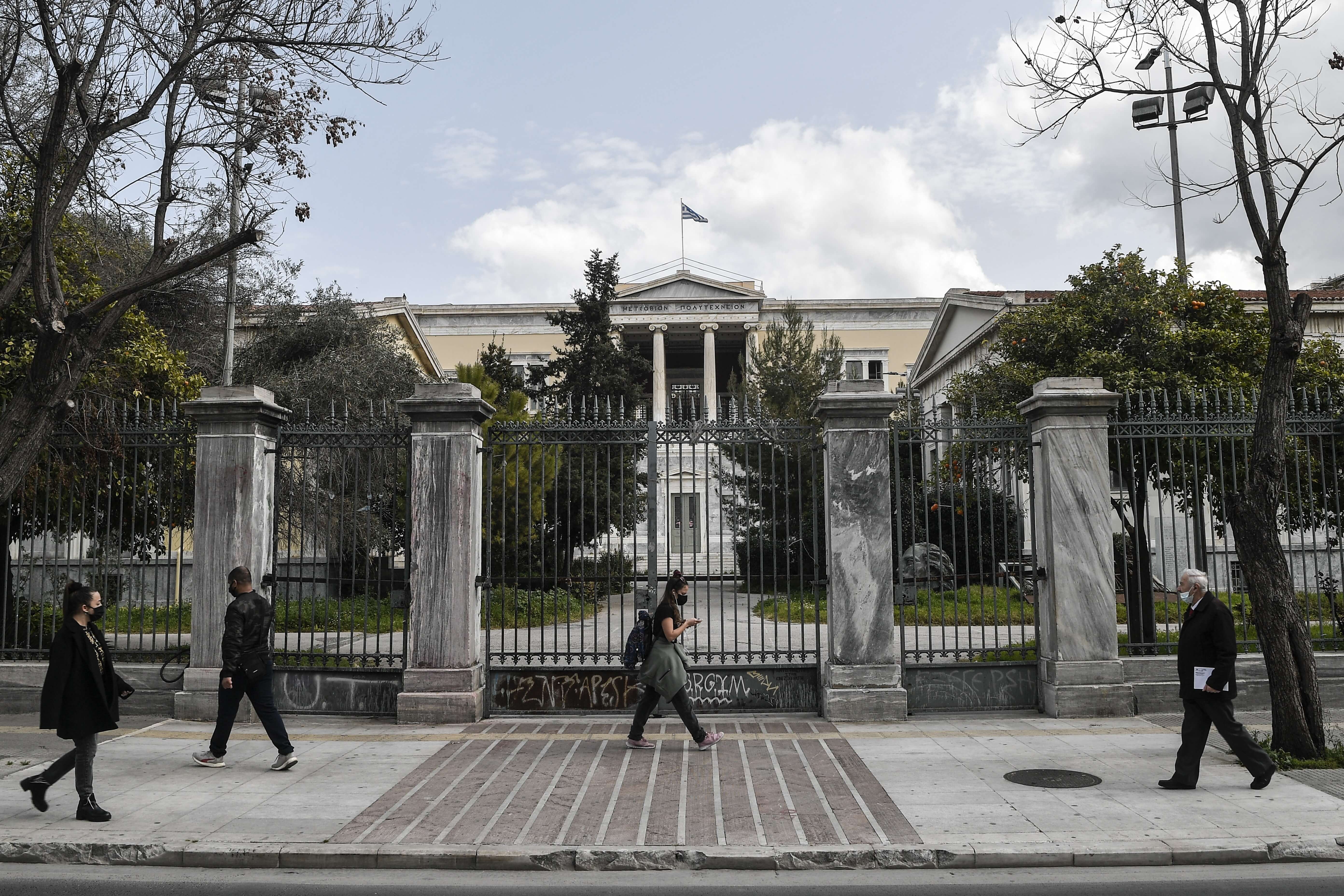 Universities in Greece to introduce new English-taught courses